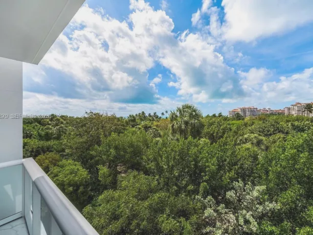 3-bedroom home for rent in Miami Beach - 100 S Pointe Dr TH-13 - MondialRealty