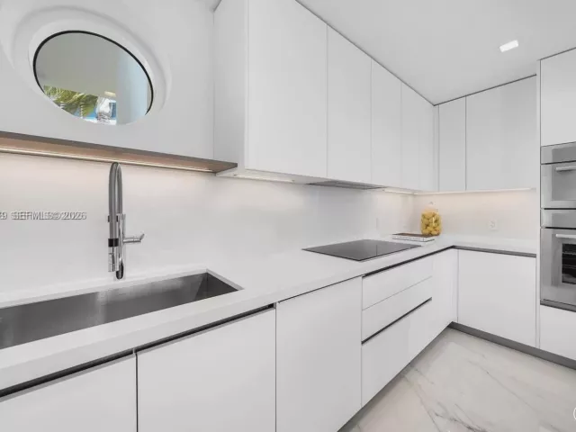 3-bedroom home for rent in Miami Beach - 100 S Pointe Dr TH-13 - MondialRealty