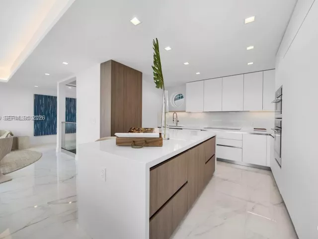 3-bedroom home for rent in Miami Beach - 100 S Pointe Dr TH-13 - MondialRealty