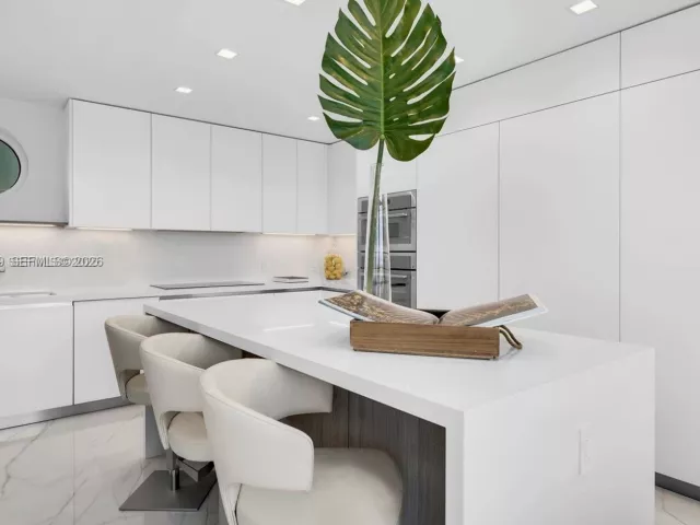 3-bedroom home for rent in Miami Beach - 100 S Pointe Dr TH-13 - MondialRealty