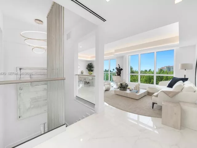 3-bedroom home for rent in Miami Beach - 100 S Pointe Dr TH-13 - MondialRealty