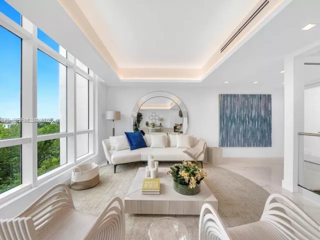 3-bedroom home for rent in Miami Beach - 100 S Pointe Dr TH-13 - MondialRealty