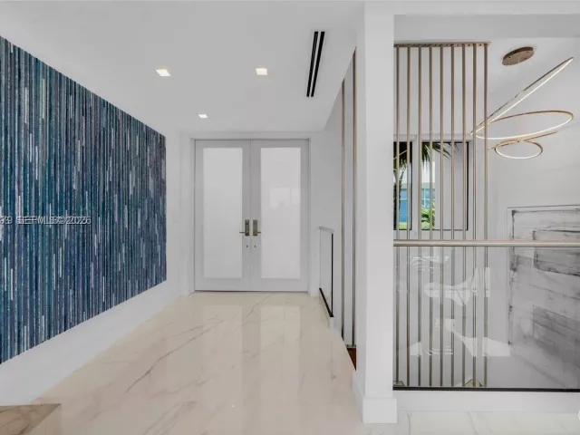 3-bedroom home for rent in Miami Beach - 100 S Pointe Dr TH-13 - MondialRealty