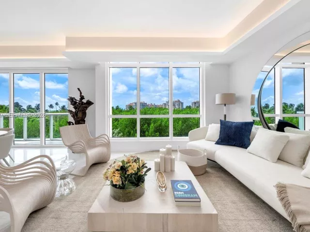 3-bedroom home for rent in Miami Beach - 100 S Pointe Dr TH-13 - MondialRealty