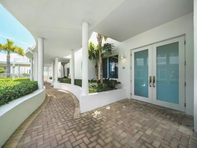 3-bedroom home for rent in Miami Beach - 100 S Pointe Dr TH-13 - MondialRealty