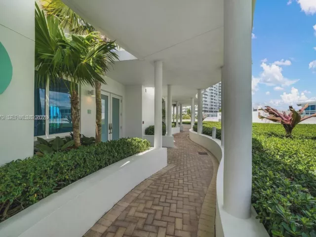 3-bedroom home for rent in Miami Beach - 100 S Pointe Dr TH-13 - MondialRealty