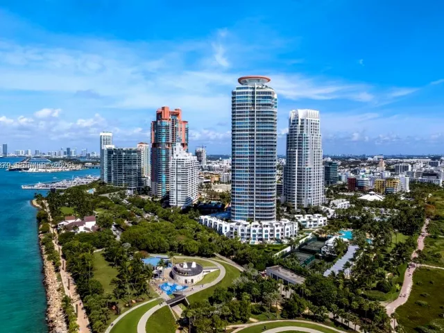 3-bedroom home for rent in Miami Beach - 100 S Pointe Dr TH-13 - MondialRealty