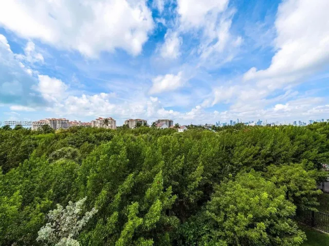 3-bedroom home for rent in Miami Beach - 100 S Pointe Dr TH-13 - MondialRealty