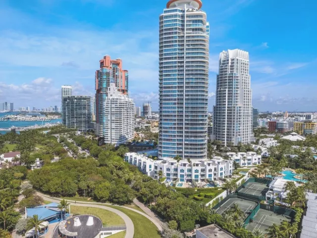 3-bedroom home for rent in Miami Beach - 100 S Pointe Dr TH-13 - MondialRealty