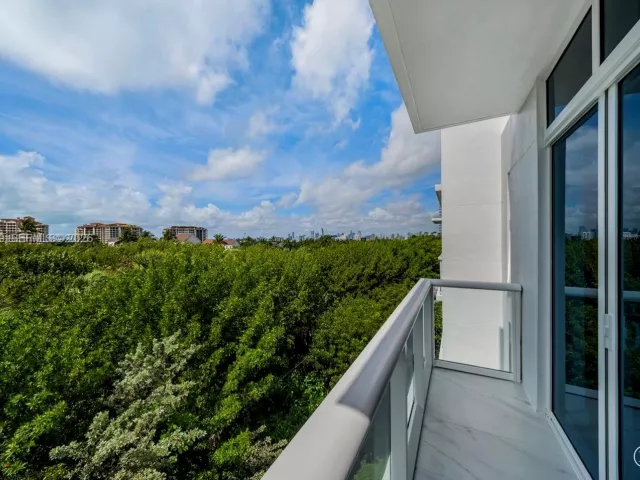 3-bedroom home for rent in Miami Beach - 100 S Pointe Dr TH-13 - MondialRealty