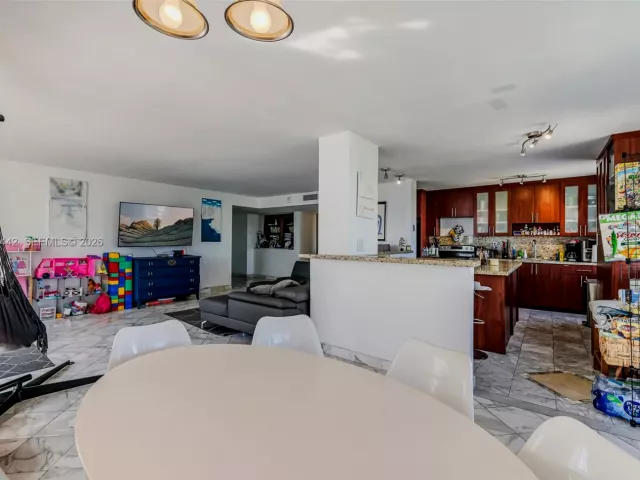 2-bedroom condo for sale in Sunny Isles Beach - 230 174th St 1404 - MondialRealty