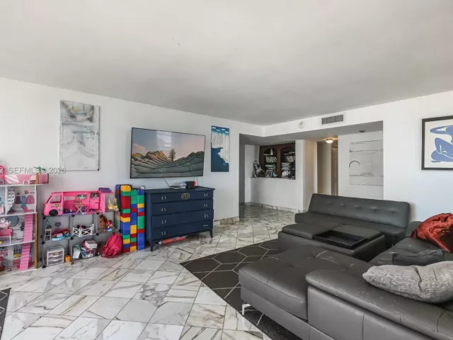 2-bedroom condo for sale in Sunny Isles Beach - 230 174th St 1404 - MondialRealty