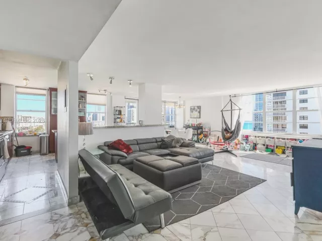 2-bedroom condo for sale in Sunny Isles Beach - 230 174th St 1404 - MondialRealty