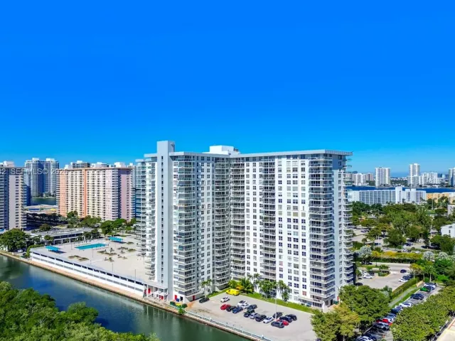 2-bedroom condo for sale in Sunny Isles Beach - 230 174th St 1404 - MondialRealty