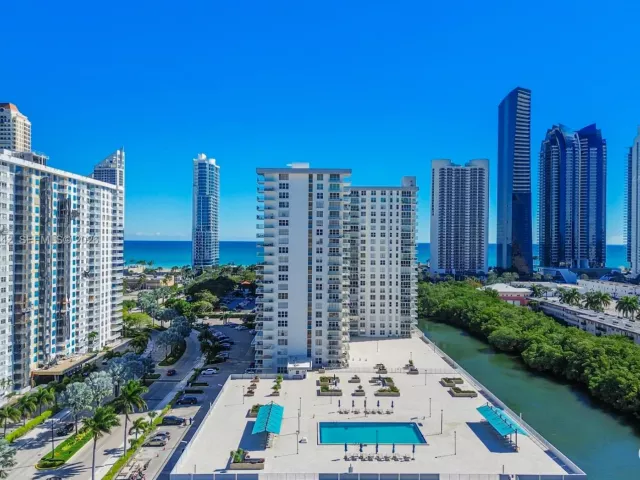 2-bedroom condo for sale in Sunny Isles Beach - 230 174th St 1404 - MondialRealty