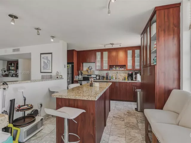 2-bedroom condo for sale in Sunny Isles Beach - 230 174th St 1404 - MondialRealty