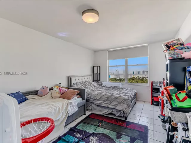 2-bedroom condo for sale in Sunny Isles Beach - 230 174th St 1404 - MondialRealty