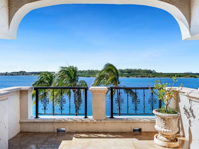 3-bedroom condo for sale in Miami - 2443 Fisher Island Dr 5403 - MondialRealty