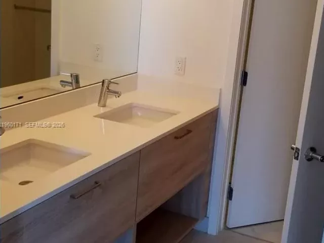 2-bedroom condo for sale in Miami - 16385 Biscayne Blvd 1516 - MondialRealty