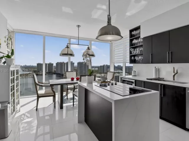 3-bedroom condo for sale in Aventura - 3370 Hidden Bay Dr 2715 - MondialRealty