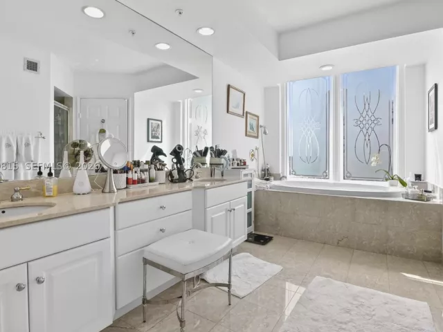 3-bedroom condo for sale in Aventura - 3370 Hidden Bay Dr 2715 - MondialRealty