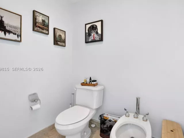 3-bedroom condo for sale in Aventura - 3370 Hidden Bay Dr 2715 - MondialRealty