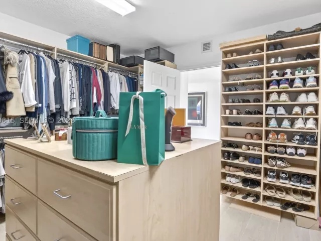 3-bedroom condo for sale in Aventura - 3370 Hidden Bay Dr 2715 - MondialRealty