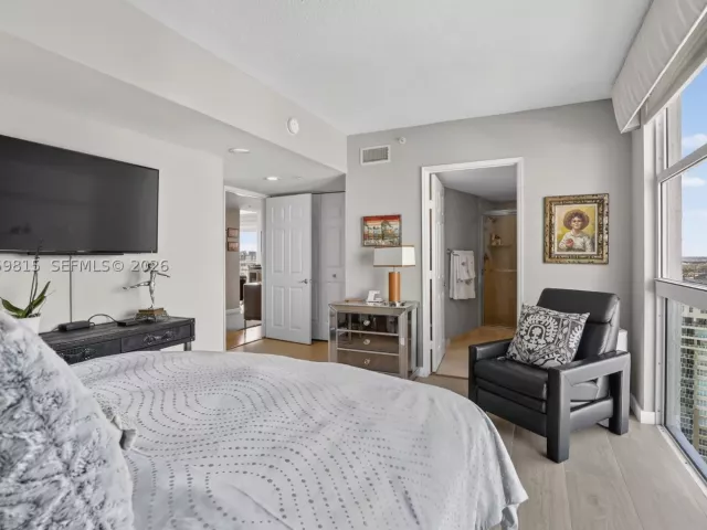 3-bedroom condo for sale in Aventura - 3370 Hidden Bay Dr 2715 - MondialRealty