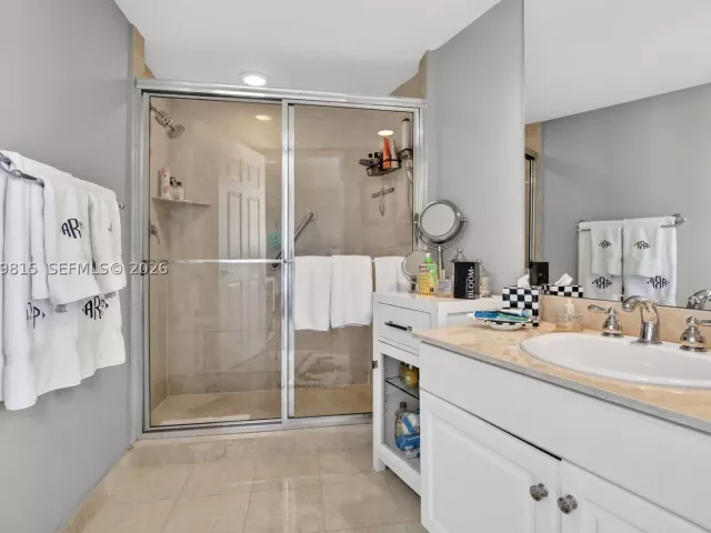 3-bedroom condo for sale in Aventura - 3370 Hidden Bay Dr 2715 - MondialRealty