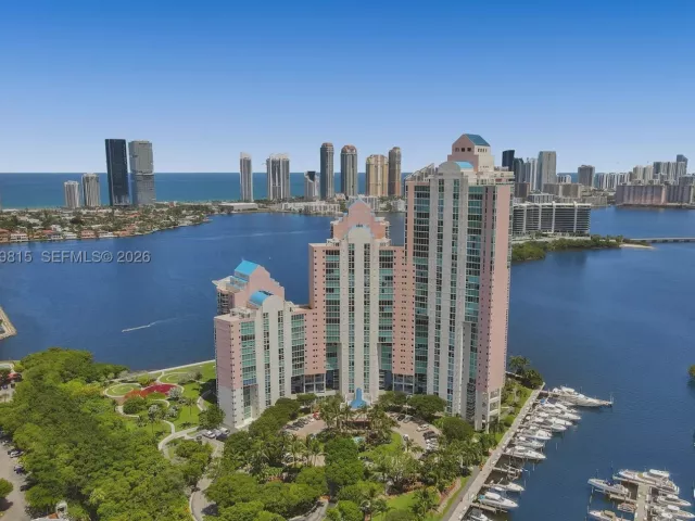 3-bedroom condo for sale in Aventura - 3370 Hidden Bay Dr 2715 - MondialRealty