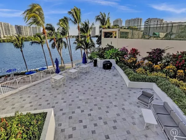 3-bedroom condo for sale in Aventura - 3370 Hidden Bay Dr 2715 - MondialRealty
