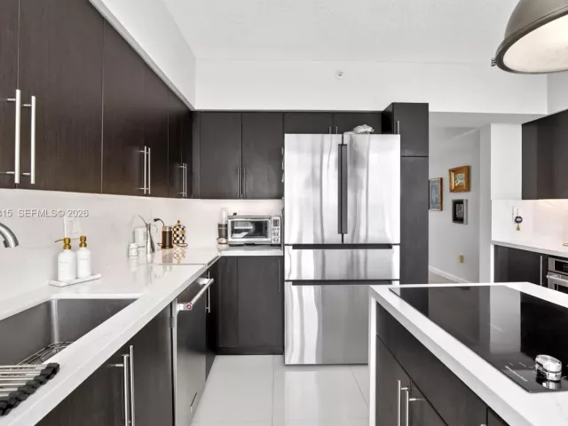 3-bedroom condo for sale in Aventura - 3370 Hidden Bay Dr 2715 - MondialRealty