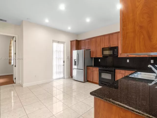 3-bedroom home for sale in Pembroke Pines - 839 SW 147th Ter 5 - MondialRealty