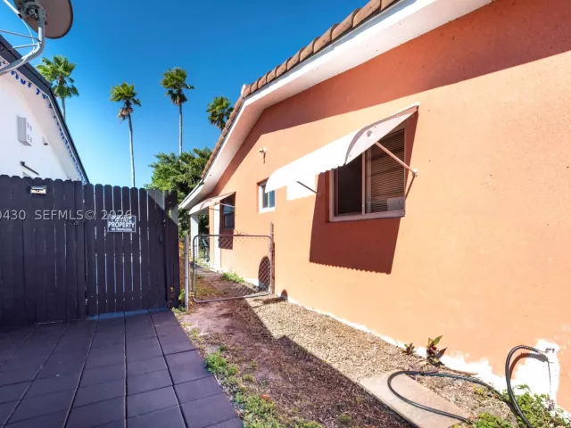 3-bedroom home for sale in Hallandale Beach - 600 SW 11th Ave - MondialRealty