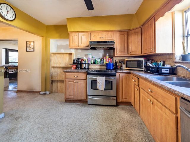 Home for sale at 600 SW 11th Ave - photo 7365375