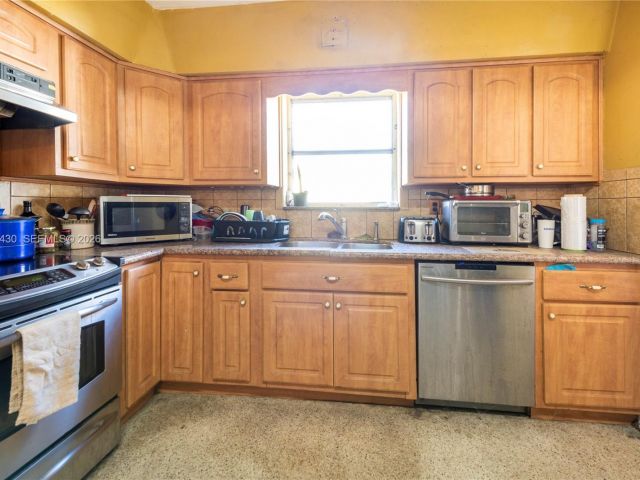 Home for sale at 600 SW 11th Ave - photo 7365376