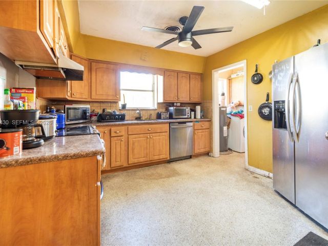 Home for sale at 600 SW 11th Ave - photo 7365377