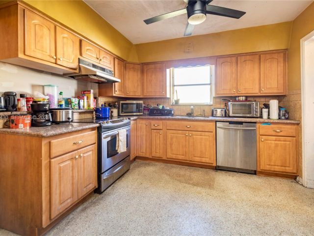 Home for sale at 600 SW 11th Ave - photo 7365378