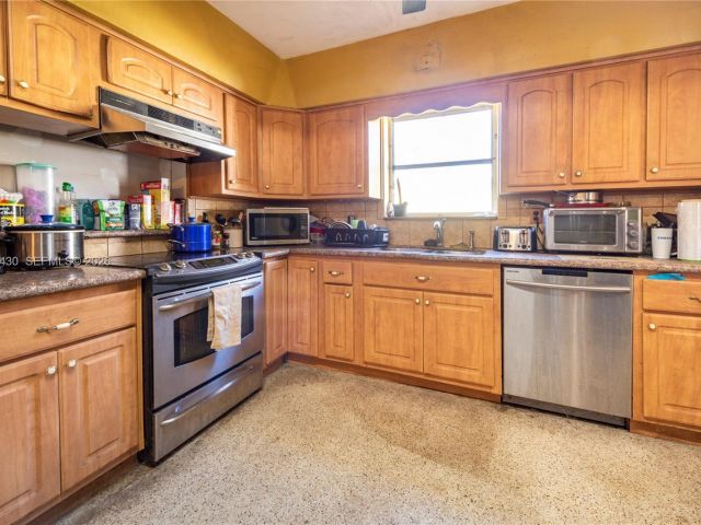 Home for sale at 600 SW 11th Ave - photo 7365379