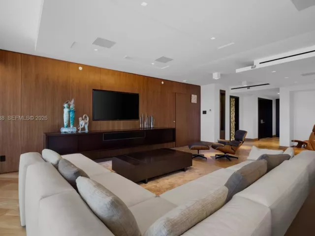 3-bedroom condo for sale in Bal Harbour - 9999 Collins Ave 3E - MondialRealty