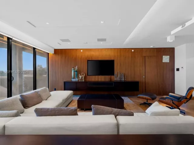 3-bedroom condo for sale in Bal Harbour - 9999 Collins Ave 3E - MondialRealty