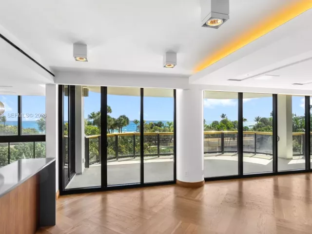3-bedroom condo for sale in Bal Harbour - 9999 Collins Ave 3E - MondialRealty