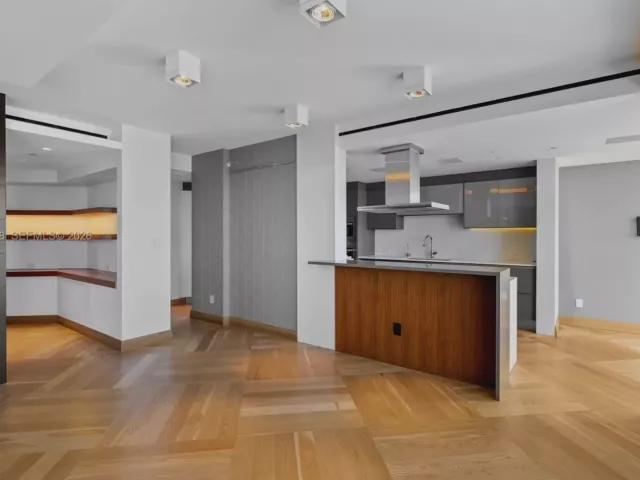 3-bedroom condo for sale in Bal Harbour - 9999 Collins Ave 3E - MondialRealty