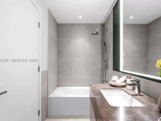 3-bedroom condo for sale in Miami Beach - 500 Alton 2203 - MondialRealty