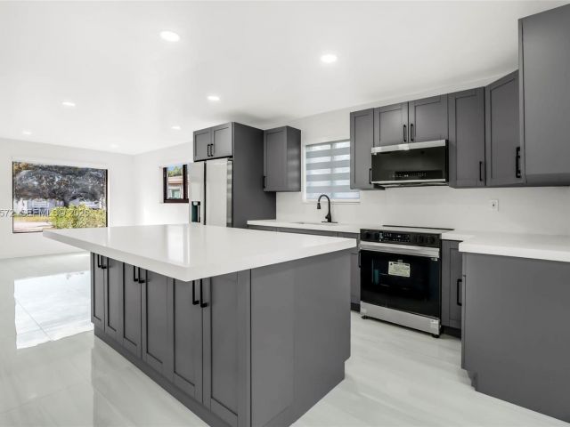 Home for sale at 528 NW 3rd Ct - photo 7376383