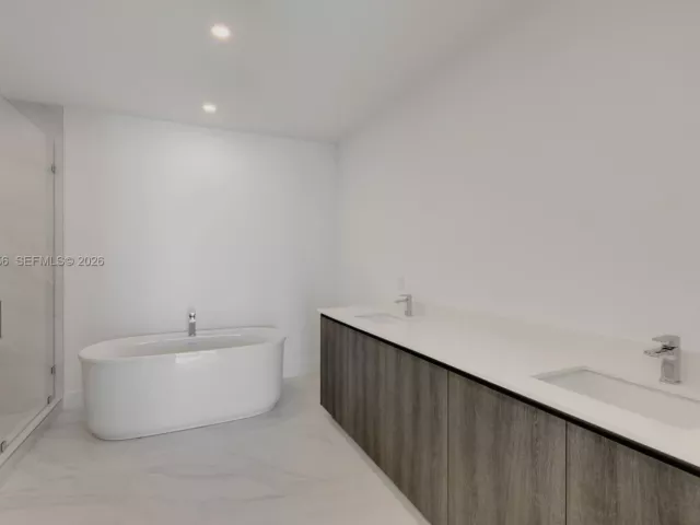 2-bedroom condo for sale in Sunny Isles Beach - 17550 Collins Ave 505 - MondialRealty