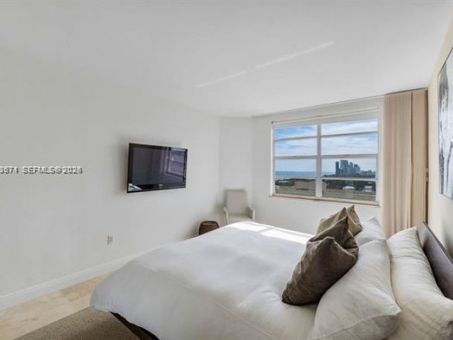 1-bedroom condo for rent in Hallandale Beach - 1985 S Ocean Dr 19A - MondialRealty