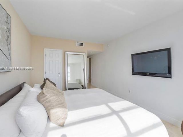 1-bedroom condo for rent in Hallandale Beach - 1985 S Ocean Dr 19A - MondialRealty