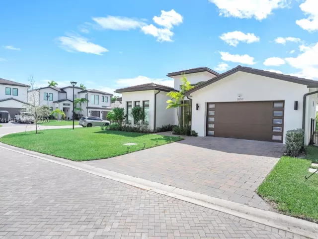 4-bedroom home for rent in Hollywood - 3502 Ashwood Cir N - MondialRealty