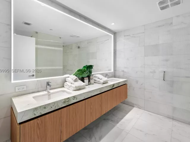 4-bedroom condo for sale in Miami Beach - 500 Alton Rd 2903 - MondialRealty